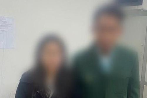 Công an cùng người dân khuyên can cô gái định nhảy cầu Đông Trù