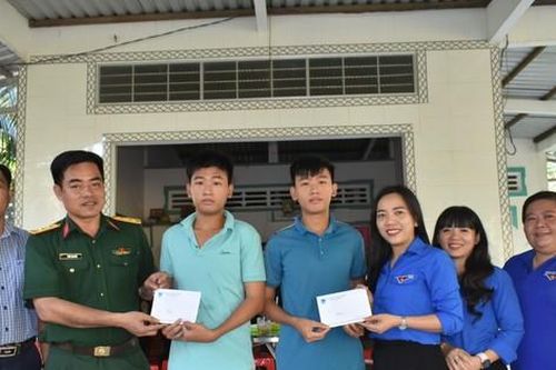 Thanh niên dân tộc Khmer tình nguyện lên đường bảo vệ Tổ quốc