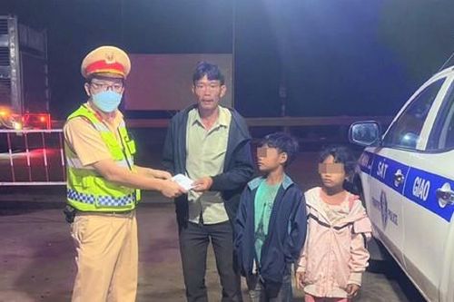 Không xin được việc làm, bố dắt hai con đi bộ từ Đắk Nông về Trà Vinh