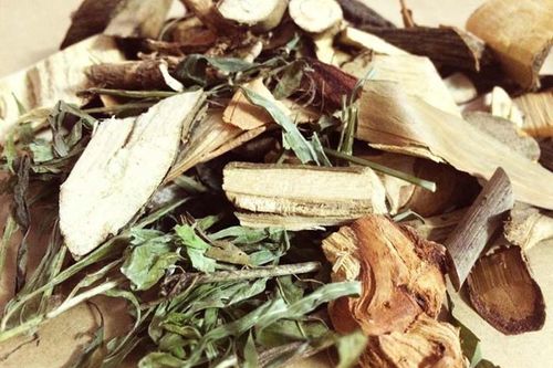 Người phụ nữ suýt mất mạng vì dùng thuốc nam không rõ nguồn gốc