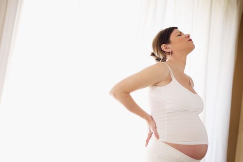 Đau lưng khi mang thai cảnh báo điều gì?