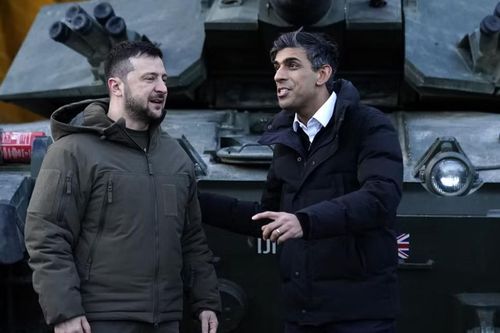 Ông Zelensky thăm nơi Anh dạy lính Ukraine lái xe tăng Challenger 2