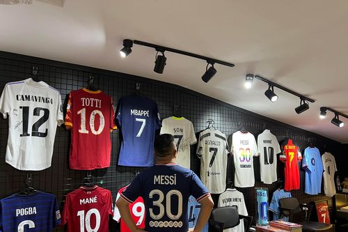 CĐV Việt Nam may mắn được mời xem Messi thi đấu tại Champions League