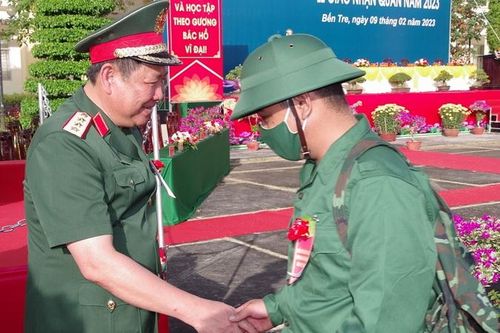 Quân khu 9 tổ chức giao, nhận quân nhanh gọn và an toàn