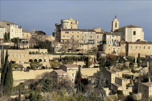 Pháp: Làng cổ Gordes vươn lên từ sỏi đá