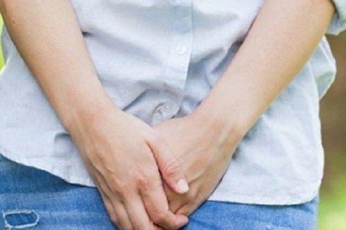 Cô gái trẻ gặp họa vì tư thế đi tiểu tưởng sạch hóa bẩn
