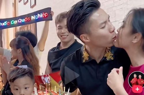 Ngọc Mai xuất hiện cùng chồng giữa 'bão' thị phi, cả hai không ngại 'khóa môi' chốn đông người