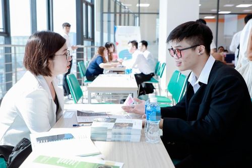Sinh viên năm cuối với muôn vàn trăn trở về định hướng nghề nghiệp, trường đại học ra tay giúp sức