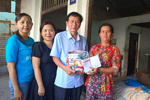 Trao 6 triệu đồng giúp đỡ em Mai Ngọc Hoa