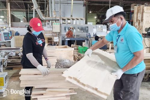 Lao động ngành gỗ ''mỏi mòn'' chờ việc
