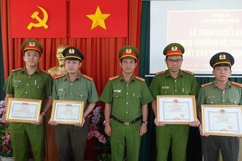 Khen thưởng các cá nhân có thành tích xuất sắc trong điều tra phá án