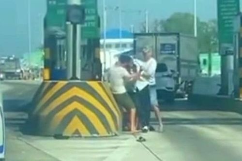 Nghi mâu thuẫn trên cao tốc, 3 người lao vào ẩu đả tại trạm thu phí