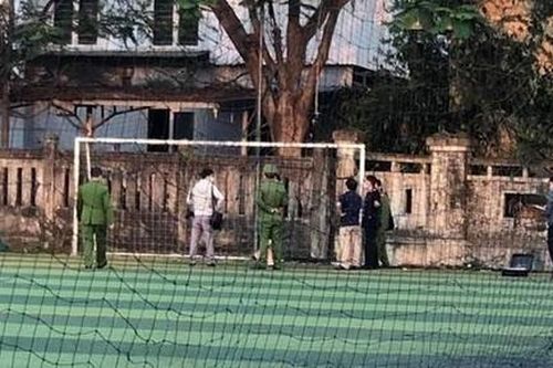 Xà ngang khung thành sân bóng đá rơi trúng người khiến nam sinh tử vong