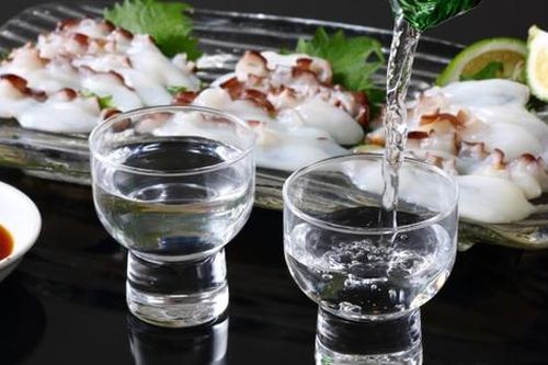 Đều là biểu tượng ẩm thực, tại sao rượu sake và sushi thường không đi cặp với nhau tại Nhật?