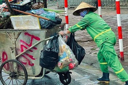 Người thầm lặng giữ sạch đường phố Hà Nội trong những ngày mưa