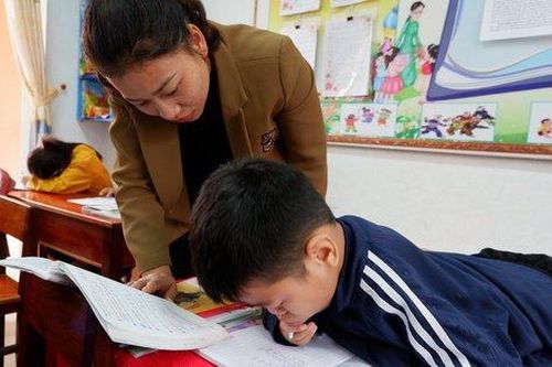 Liệt cả tay và chân, cậu học trò vẫn nỗ lực đến trường học chữ
