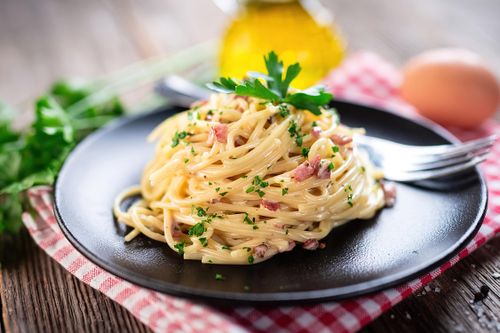Học làm mì carbonara cho ngày Valentine thêm lãng mạn