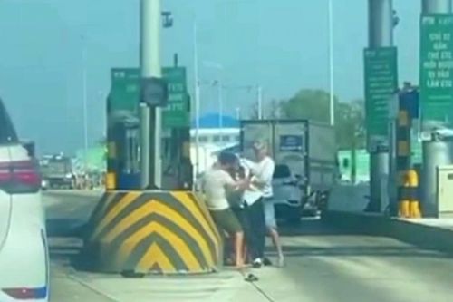 3 người ẩu đả tại trạm thu phí nghi do chèn ép trên cao tốc