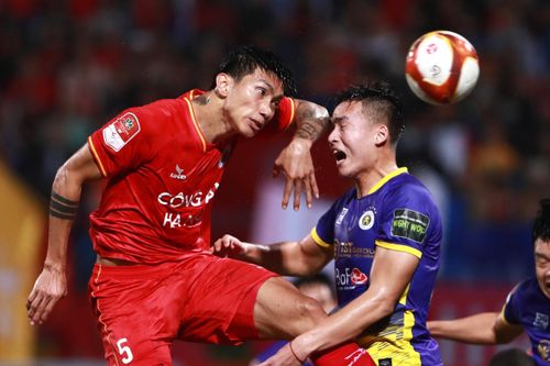Việt Anh bầm mặt sau pha tranh chấp với Văn Hậu