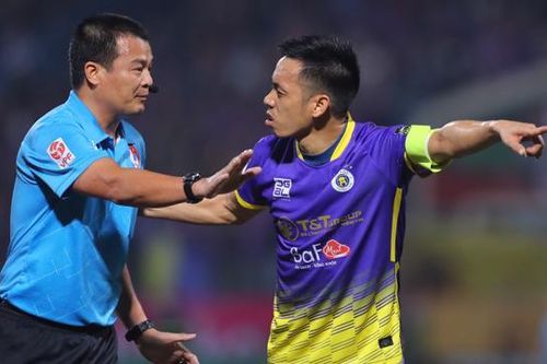 Hà Nội FC-CA Hà Nội: Văn Quyết lên tiếng về va chạm với Văn Hậu