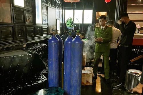Hà Nội: Triệt phá cơ sở kinh doanh 'bóng cười', rượu lậu