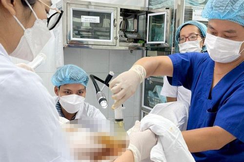 2 lần khâu cổ tử cung để giữ thai thêm 12 tuần trong bụng mẹ