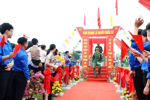 Tưng bừng ngày hội giao quân ở Lào Cai