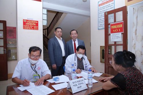 Khám, cấp thuốc miễn phí cho các hộ nghèo ở Hà Tĩnh