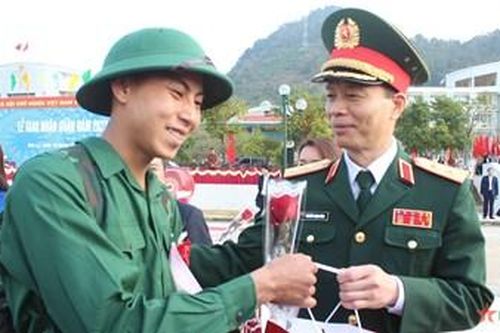 Trung tướng Nguyễn Trọng Bình dự lễ giao, nhận quân tại huyện Mộc Châu, tỉnh Sơn La