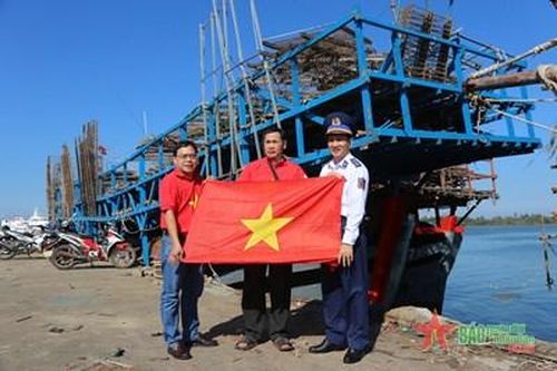 Bộ tư lệnh Vùng Cảnh sát biển 2: Trao 10.000 lá cờ Tổ quốc và 50 suất học bổng tại Quảng Nam