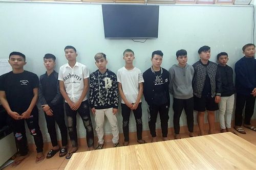 Hàng chục đối tượng vác hung khí chém nhau giữa quốc lộ