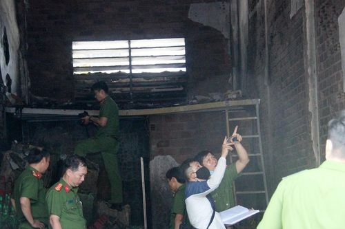 Cháy ki ốt trong cảng cá, 1 người chết, 1 người nguy kịch