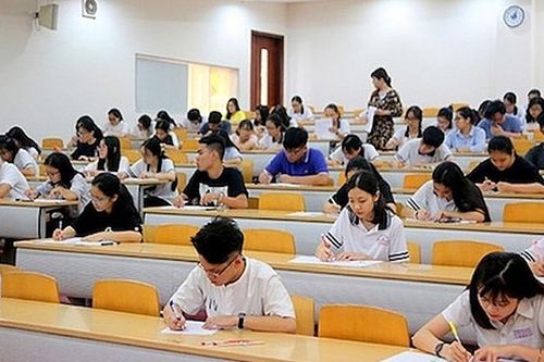 Áp lực từ những kỳ thi riêng đại học