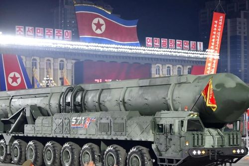 Hình ảnh Triều Tiên trình diễn Hwasong-17 trong cuộc duyệt binh ban đêm