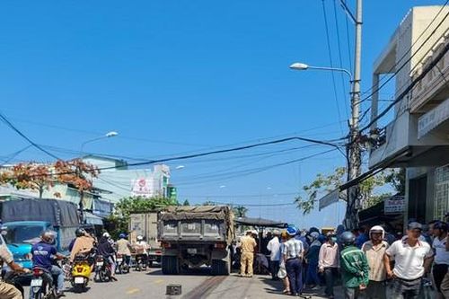 Va chạm với xe tải, hai mẹ con thương vong