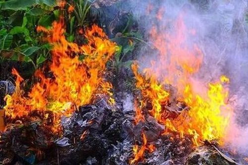 Mang nước ra hố rác dập lửa đang cháy, người thân tá hỏa phát hiện thi thể cụ ông