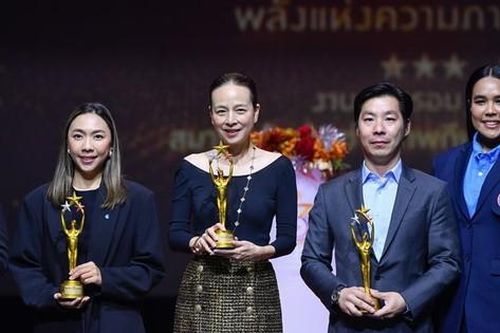 Madam Pang và HLV Kiatisak nhận vinh dự lớn ở quê nhà Thái Lan