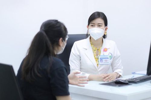 Bác sĩ chia sẻ cách 'đánh bay' mụn nhanh, an toàn