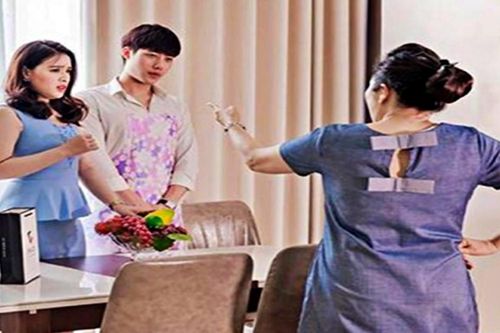 Bố mẹ bị thông gia xúc phạm vì tôi để chồng rửa bát, quét nhà