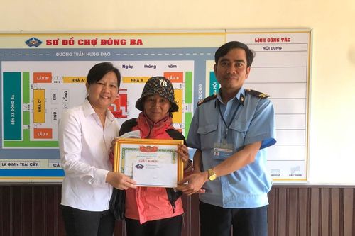 Hành động đẹp của người bán vé số nhặt được vàng trong chợ Đông Ba