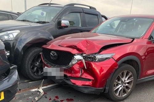 Mazda CX-5 vỡ nát đầu sau 1 tháng gửi tại bãi trông giữ xe