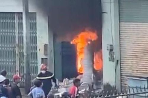 Khám nghiệm hiện trường vụ cháy ki ốt tại cảng cá Quy Nhơn khiến 2 người thương vong