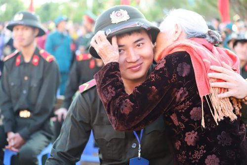 Tân binh hăng hái lên đường thực hiện nghĩa vụ Công an nhân dân