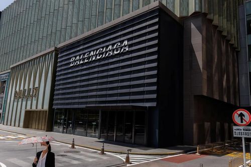 Balenciaga xin lỗi vì chiến dịch quảng cáo có hình ảnh bé gái gây tranh cãi