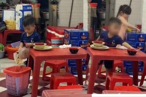 Bé trai hơn 2 tuổi thoăn thoắt giúp bố mẹ dọn quán cực chuyên nghiệp gây sốt mạng xã hội