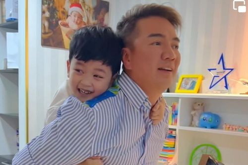 Đàm Vĩnh Hưng nghẹn ngào tiết lộ không có tuổi thơ bên cha