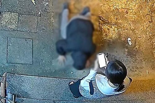 Chàng trai bất ngờ quỳ thụp xuống chân bạn gái vái lạy, dân mạng ngán ngẩm chỉ trích cả đôi bên