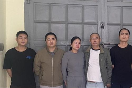Bắt quả tang 5 thanh niên 'làm bậy' tại ngôi nhà hoang giữa cánh đồng