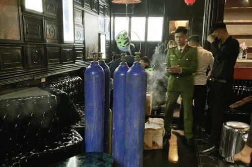 Hà Nội: Triệt phá cơ sở kinh doanh khí cười, rượu nhập lậu tại phố Mã Mây