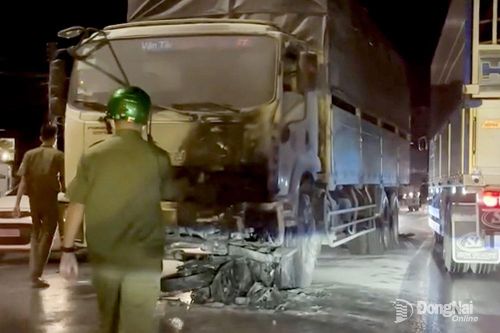 Xe tải và xe máy bốc cháy sau cú va chạm, 1 người tử vong